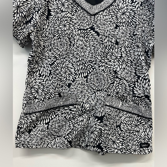 Landau Black and White Floral Double Pocket Scrub Top Size Medium - Picture 3 of 4